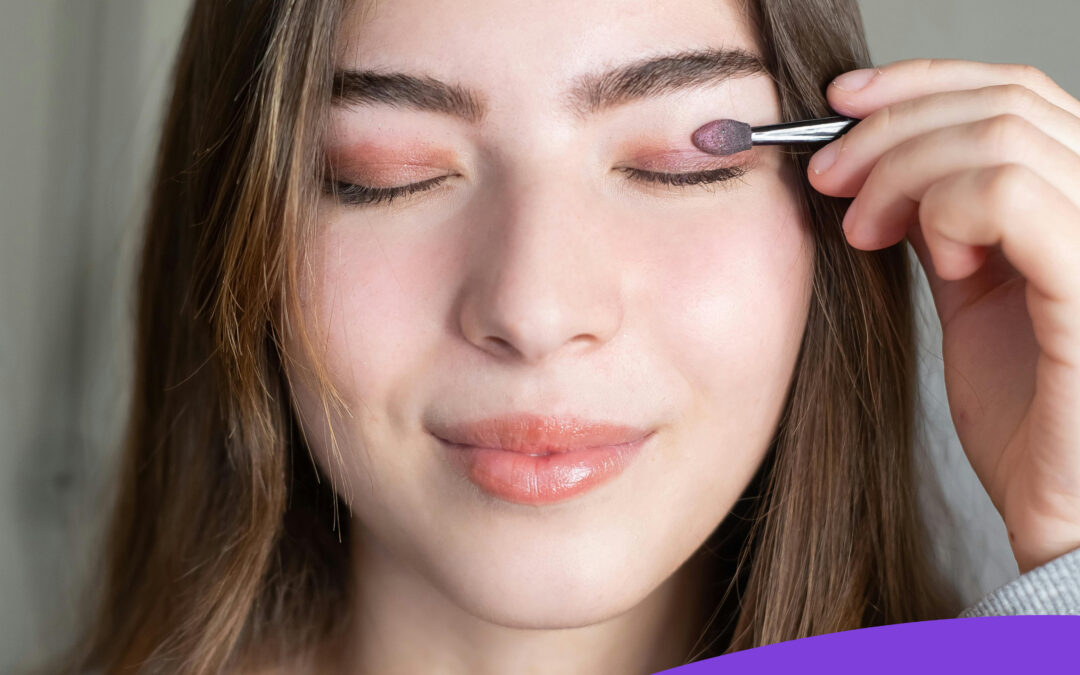 Cómo se hace una sombra de ojos natural